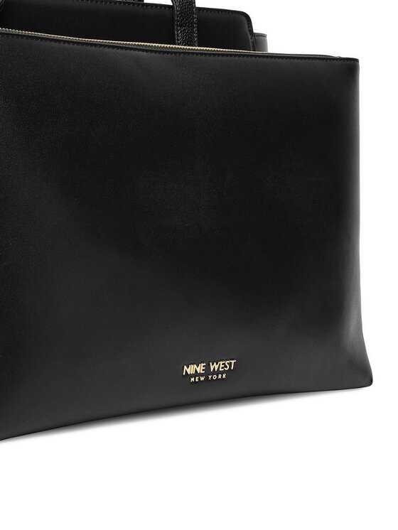 Zbliżenie na dolną część przodu torebki shopper.