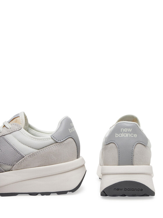 Dwa buty sportowe ustawione obok siebie, widok na tył cholewki.