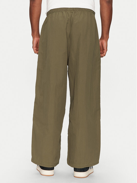adidas adidas Pantaloni da tuta Parachute JD5416 Verde Loose Fit