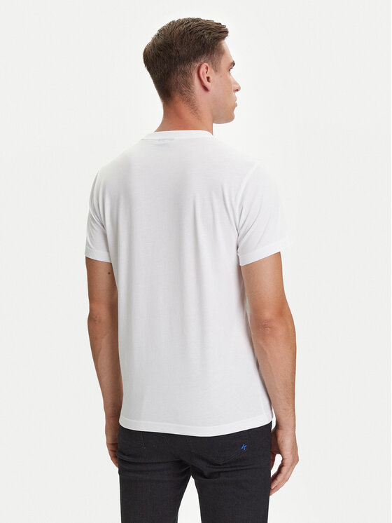 Model odwrócony tyłem, widoczny tył T-shirtu z krótkim rękawem.