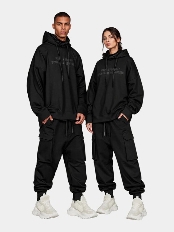 MADE BY SOCIETY MADE BY SOCIETY Spodnie materiałowe Cargo Born From The Streets - P18001 Czarny Basic Fit