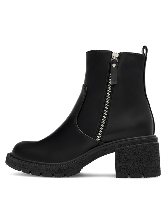 But widziany z boku, cała cholewka i obcas w kadrze.