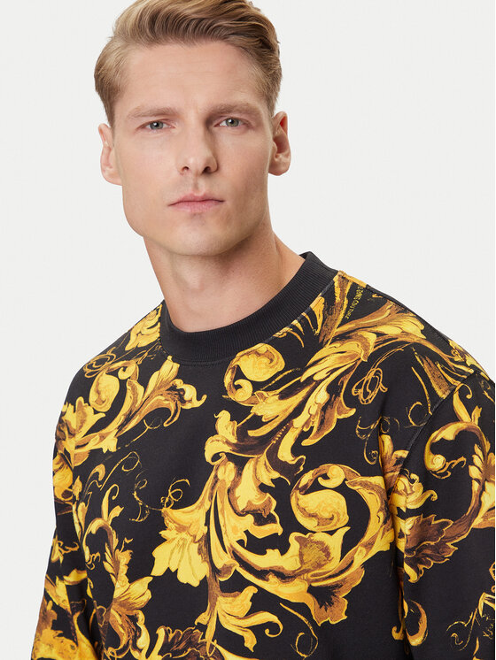 Zbliżenie na górną część bluzy na modelu, widok z przodu.