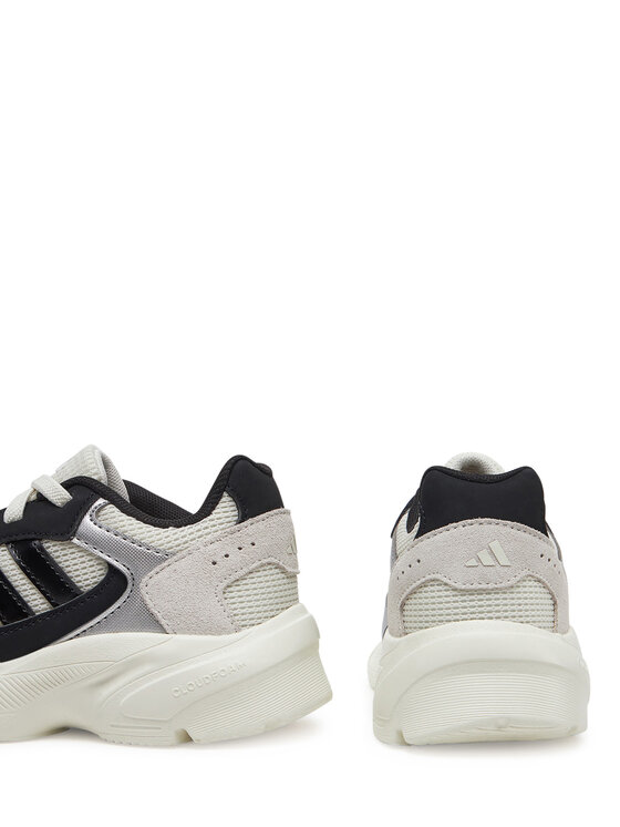 Dwa buty sportowe ustawione, widoczne boki i tył cholewek.