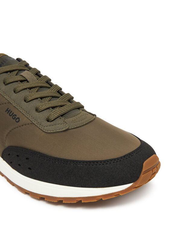 Zbliżenie na przednią część buta sportowego z widocznym sznurowaniem.