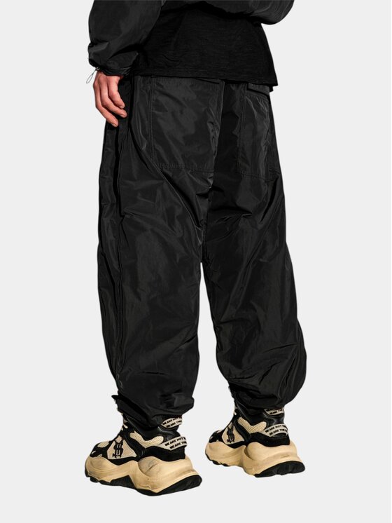 MADE BY SOCIETY MADE BY SOCIETY Spodnie materiałowe RUNOFF Pants - P17592 Czarny Basic Fit