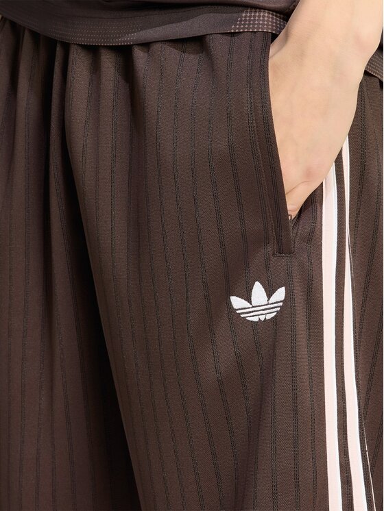 adidas adidas Szorty materiałowe 162226 Brązowy ciemny Regular Fit