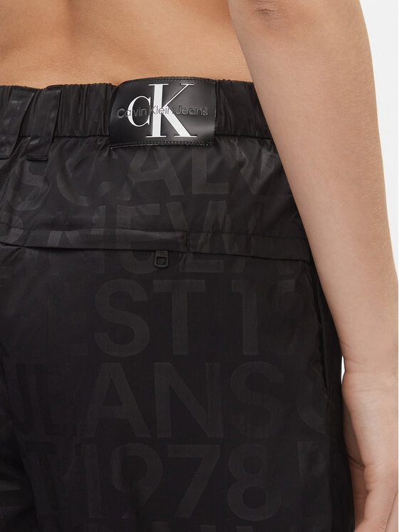 Calvin Klein Jeans Calvin Klein Jeans Pantaloni din material Loose Logo Aop Cargo Pant J20J222596 Negru Regular Fit