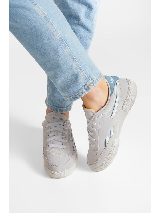 Modelka prezentuj?ca buty na stopach, uj?cie obu butów od góry.