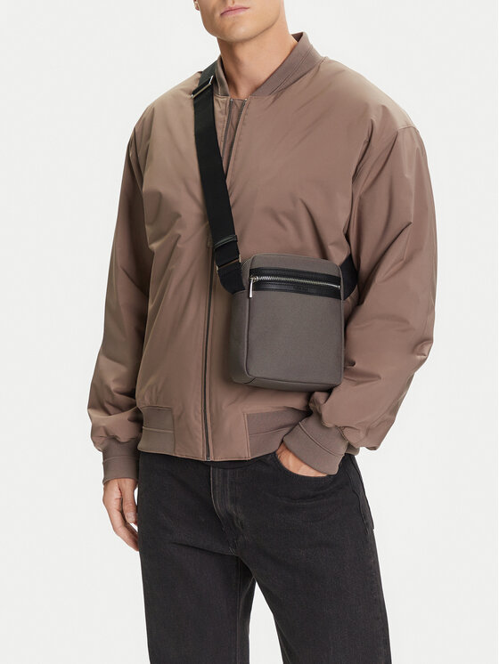Calvin Klein Geantă crossover Contrast Reporter LV04D3175G Gri