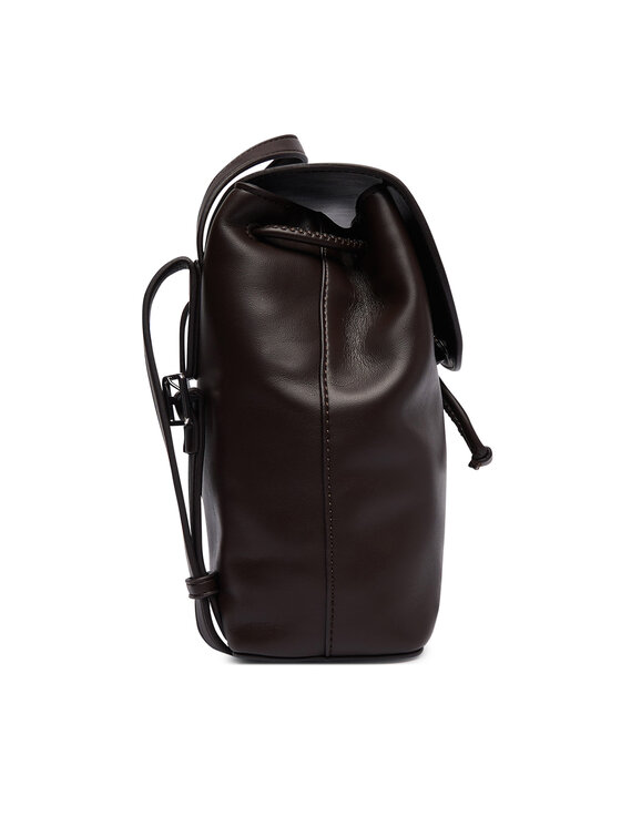 Calvin Klein Calvin Klein Seljakott Bold Ck Flap Mini Backpack LV04F3893G Tumepruun