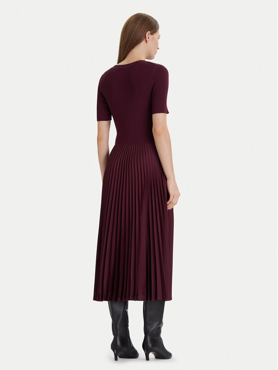 Modelka w sukience midi, ujęcie sylwetki z tyłu.