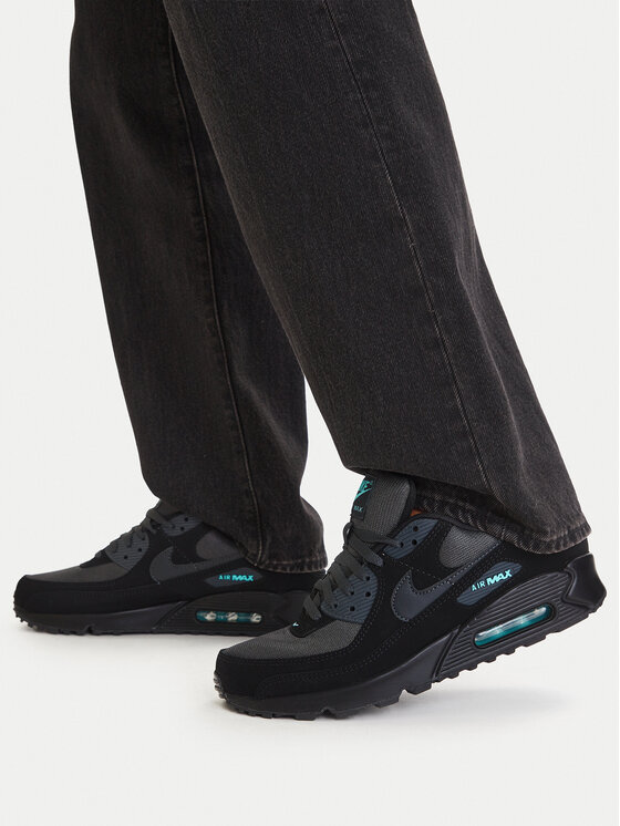 Model prezentujący buty na stopach, ujęcie obu nóg z boku.
