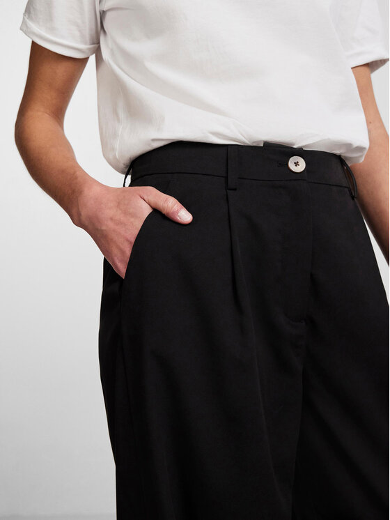 Pieces Pieces Hlače iz tkanine Thelma 17137934 Črna Relaxed Fit