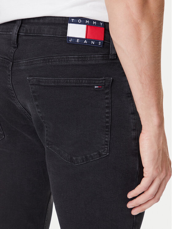 Zbliżenie na tył spodni na sylwetce modela.
