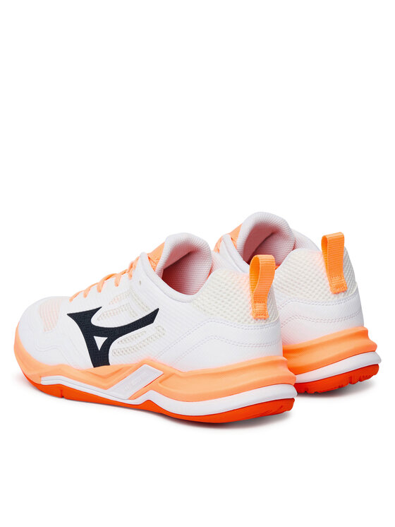 Buty sportowe widziane pod kątem od tyłu, ustawione ukośnie w kadrze.