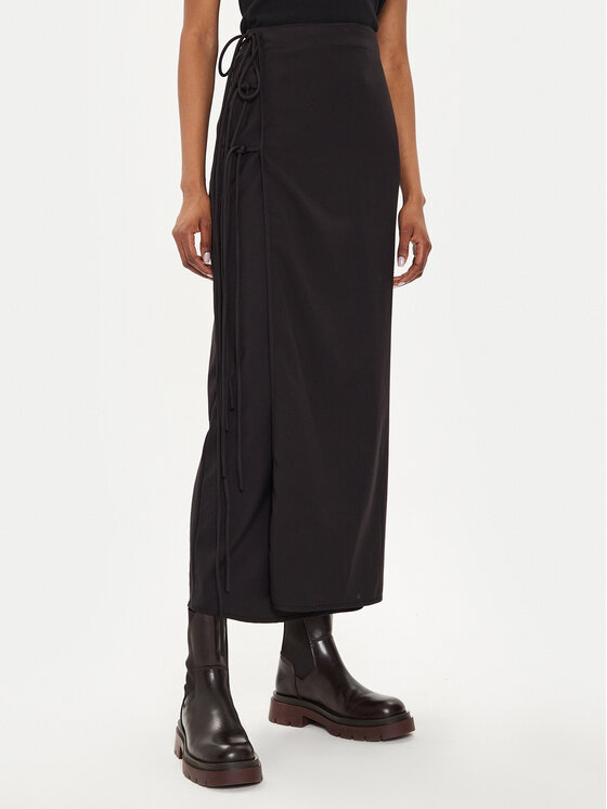 Gestuz Gestuz Midi krilo 10908273 Črna Regular Fit