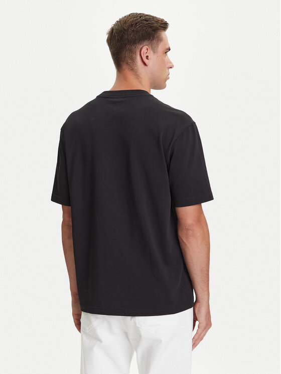 Model w T-shircie, widok od tyłu, ujęcie do połowy uda.