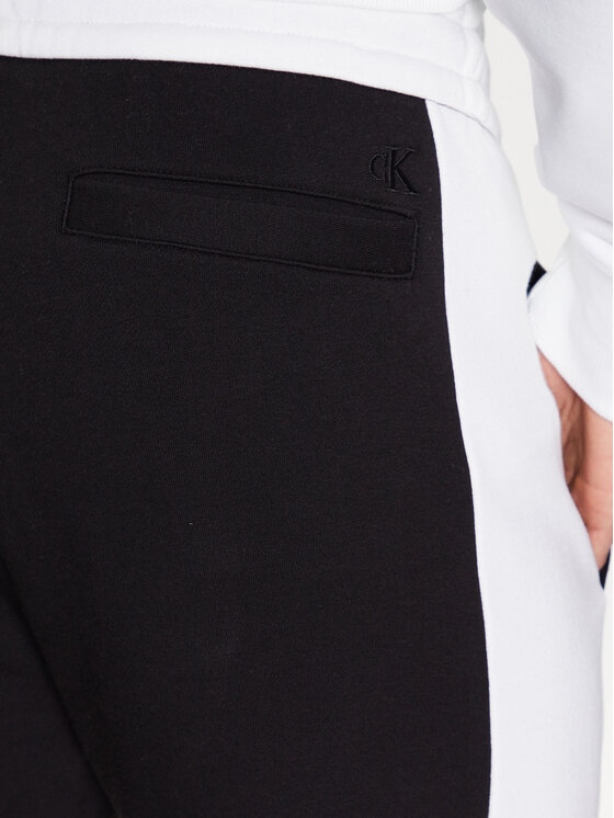 Calvin Klein Jeans Jogginghose J30J323155 Schwarz Regular Fit  