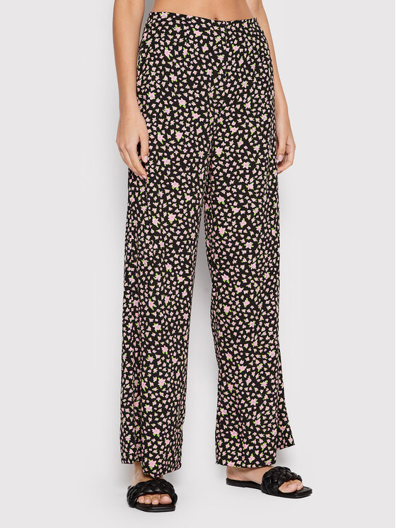Selected Femme Hlače iz tkanine Judita 16083569 Črna Regular Fit