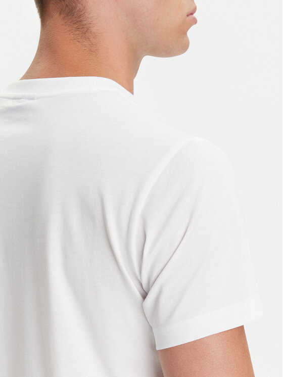 Zbliżenie na tył T-shirtu z krótkim rękawem, widoczna część karku modela.