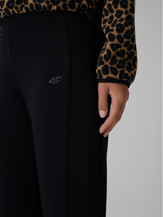 4F 4F Spodnie dresowe ESSENTIAL Czarny Slim Fit
