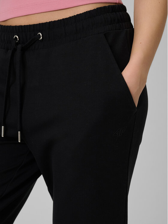 4F 4F Spodnie dresowe ESSENTIALS Czarny Regular Fit