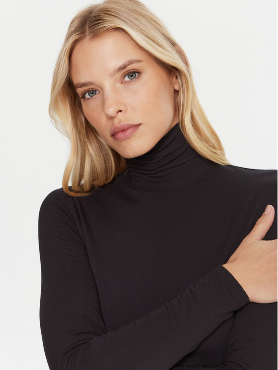 Zbliżenie na górną część sylwetki modelki w golfie.