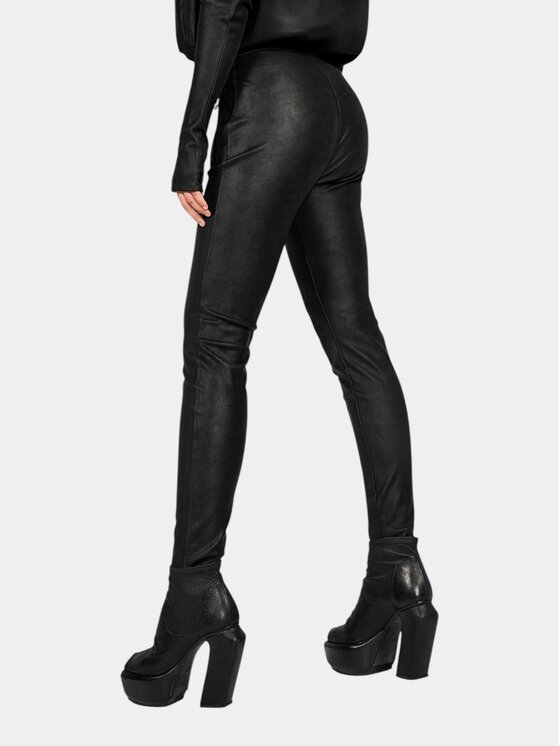 MADE BY SOCIETY MADE BY SOCIETY Spodnie materiałowe SILENT SHAPE Pants - P27887 Czarny Basic Fit