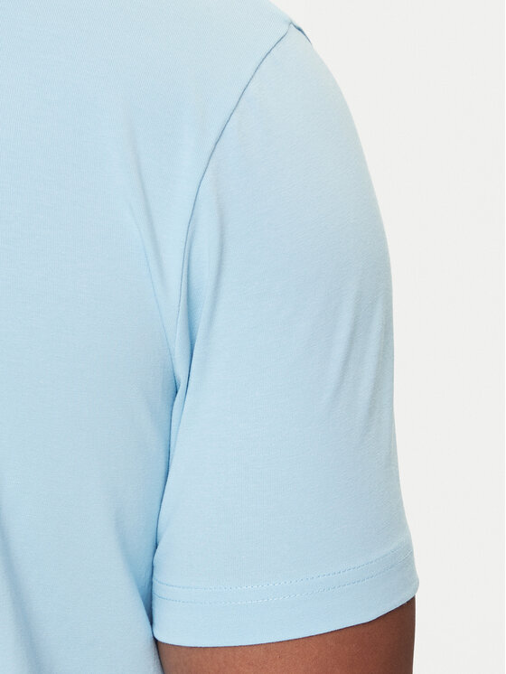 Zbliżenie na rękaw t-shirtu na modelu, widoczna górna część ramienia.
