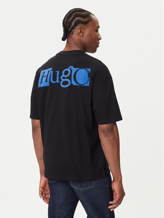 Model w T-shircie, ujęcie sylwetki od tyłu.