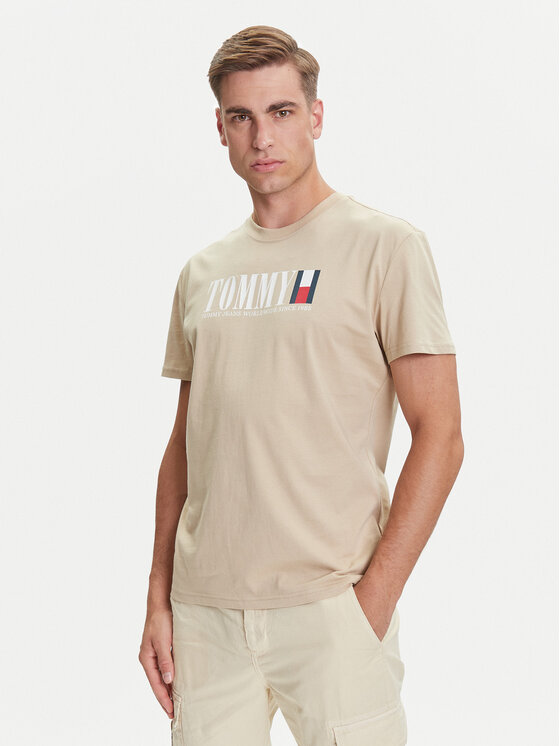 Model ubrany w t-shirt, widok na sylwetkę od przodu, kadr do bioder.