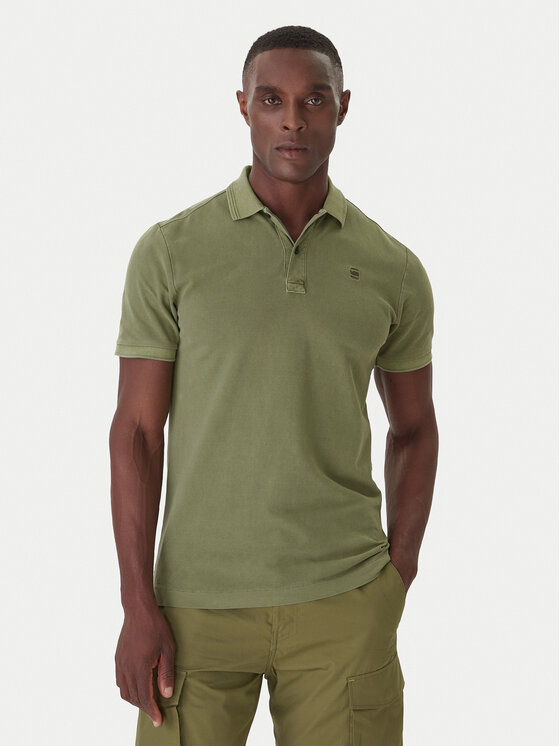 Model w koszulce polo, ujęcie sylwetki od przodu.