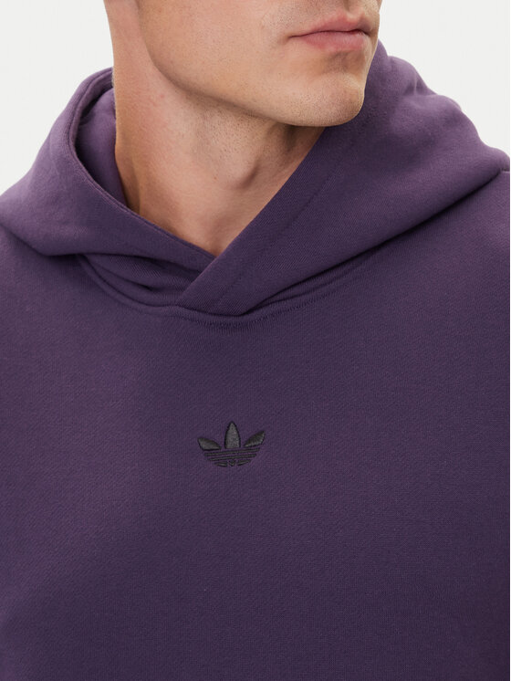 Zbliżenie na górną część bluzy z kapturem na modelu.