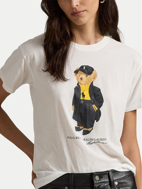 Zbliżenie na górną część T-shirtu z nadrukiem, widoczna część sylwetki modelki.
