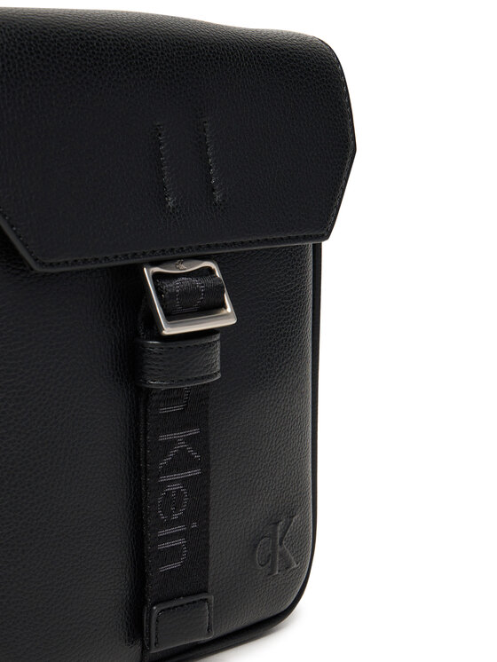 Calvin Klein Calvin Klein Taška cez rameno Cargo Flap Reporter LV04D3131G Čierna