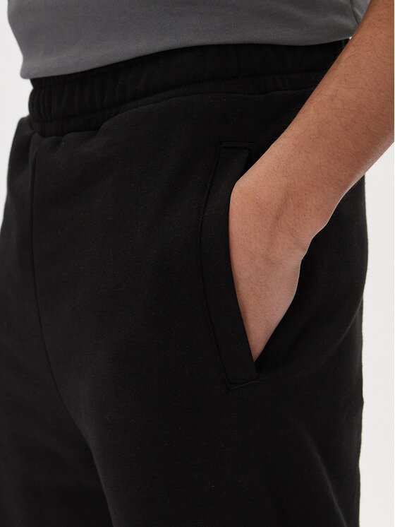 Fila Fila Pantaloni scurți sport Lezinnes FAM0870 Negru Regular Fit