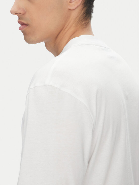 Zbliżenie na górną część T-shirtu na modelu, widoczny kark i rękaw.