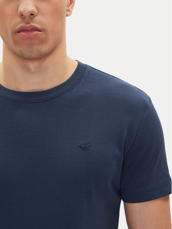 Zbliżenie na górną część t-shirtu na modelu, widoczna klatka piersiowa.