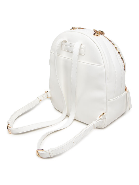 الأولى، الثانية أو الثالثة؟ 1,2, or 3? The Loro Piana Extra Pocket backpack  is all we can think about! With 3 different ways to wear i