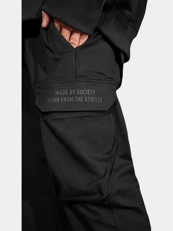 MADE BY SOCIETY MADE BY SOCIETY Spodnie materiałowe Cargo Born From The Streets - P18001 Czarny Basic Fit