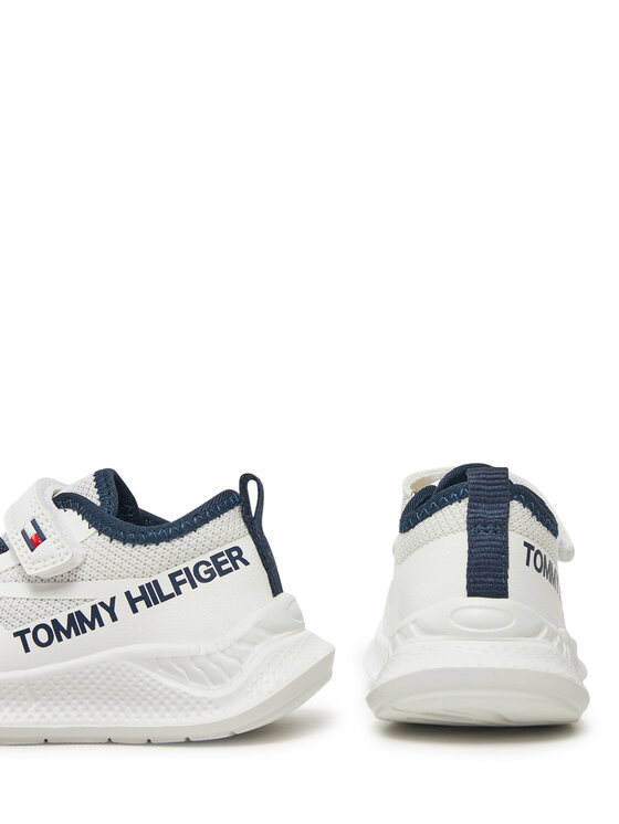 Dwa dziecięce buty sportowe w ujęciu od tyłu, widoczne zapiętki.