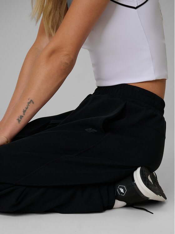 4F 4F Spodnie dresowe COSY Czarny Regular Fit