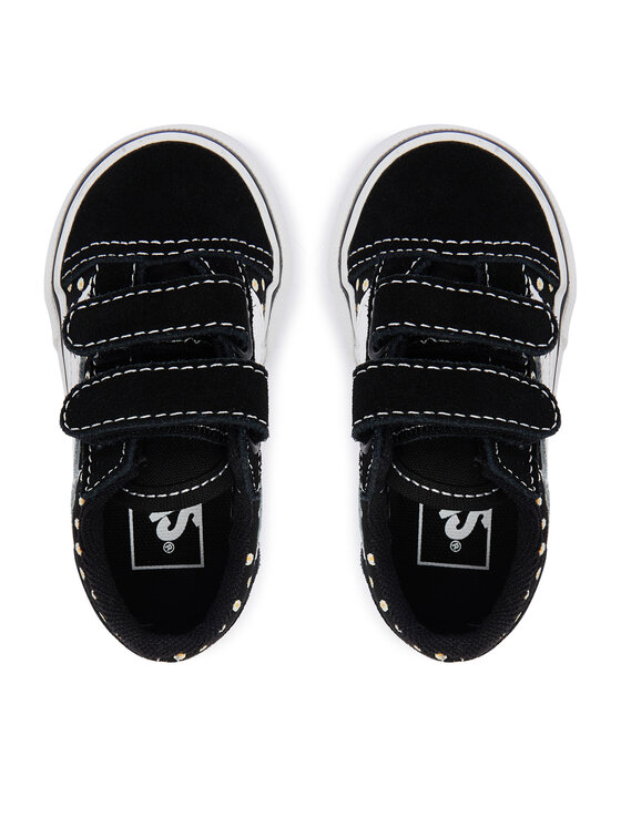 Buty dziecięce widziane z góry, widoczna para i zapięcia.