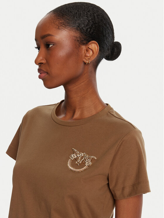Zbliżenie na modelkę w t-shircie, widoczna góra sylwetki.