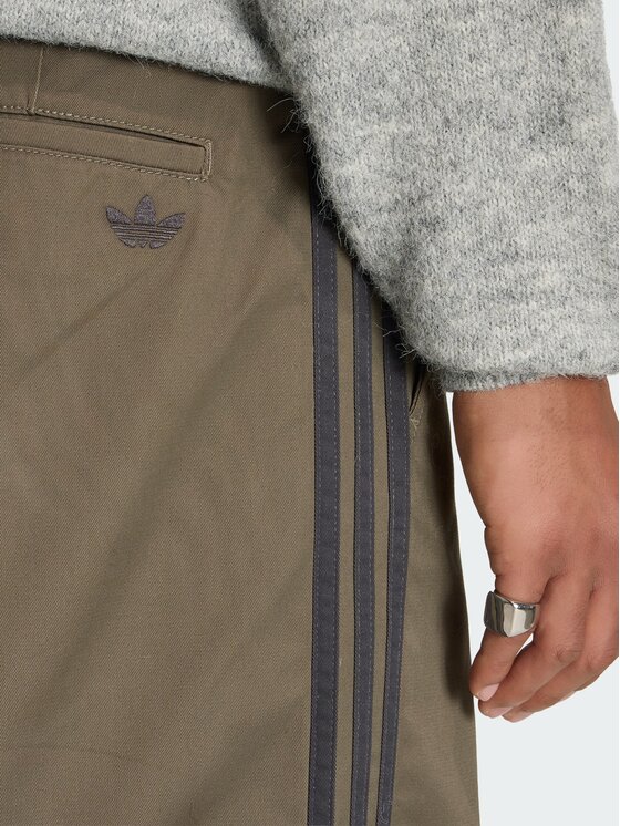 adidas adidas Spodnie materiałowe 164899 Brązowy ciemny Loose Fit