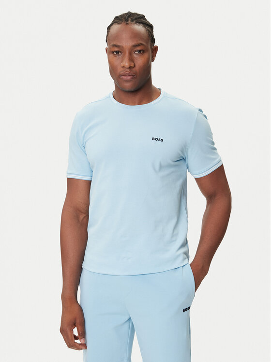 Model prezentujący T-shirt i spodnie, ujęcie sylwetki z przodu do pasa.