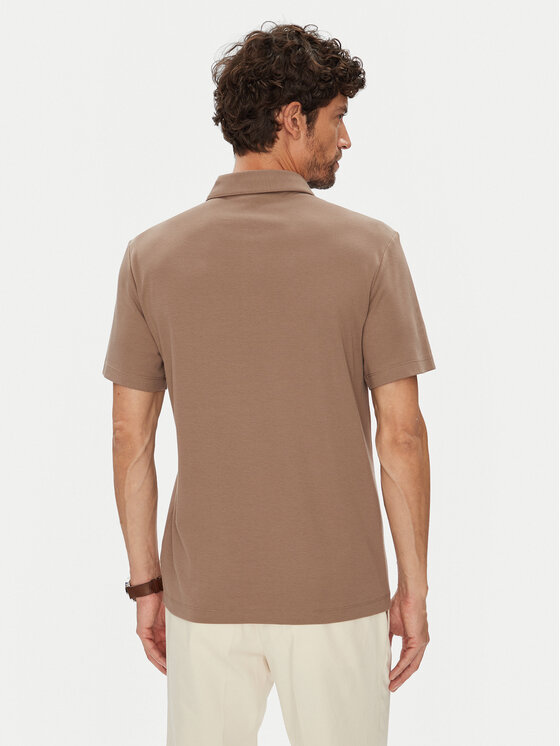Model w koszulce polo, ujęcie pleców od góry do bioder.