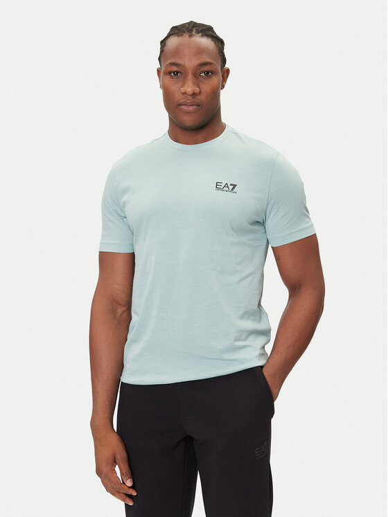 Model prezentujący T-shirt, ujęcie sylwetki z przodu do góry ud.