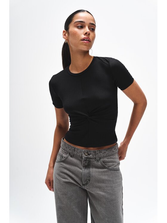 BENU BENU Bluzka CZARNA KOSZULKA SKRĘCONA Czarny Slim Fit